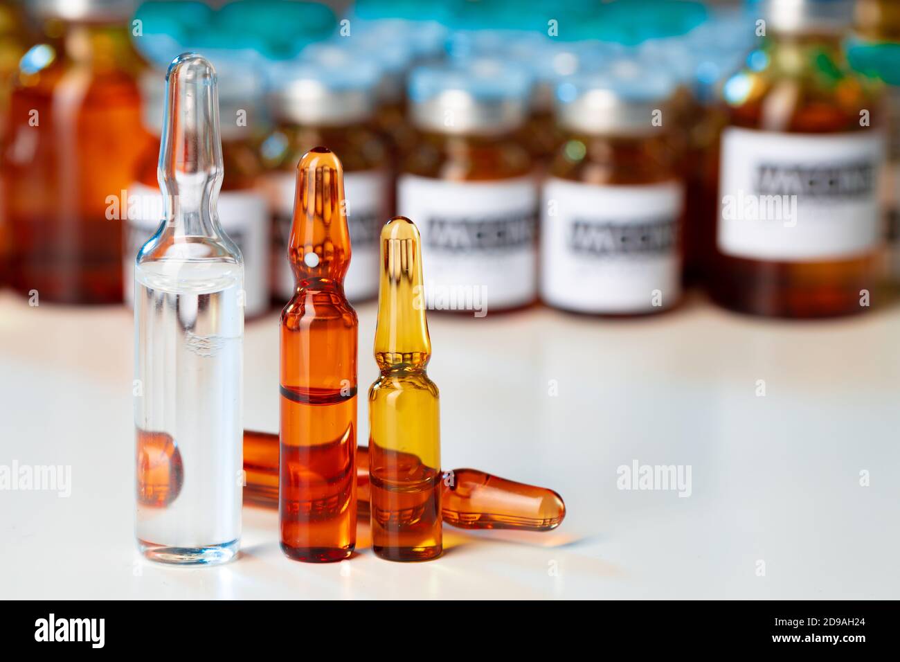 Pila di fiale mediche in vetro con farmaci sul tavolo da laboratorio Foto Stock