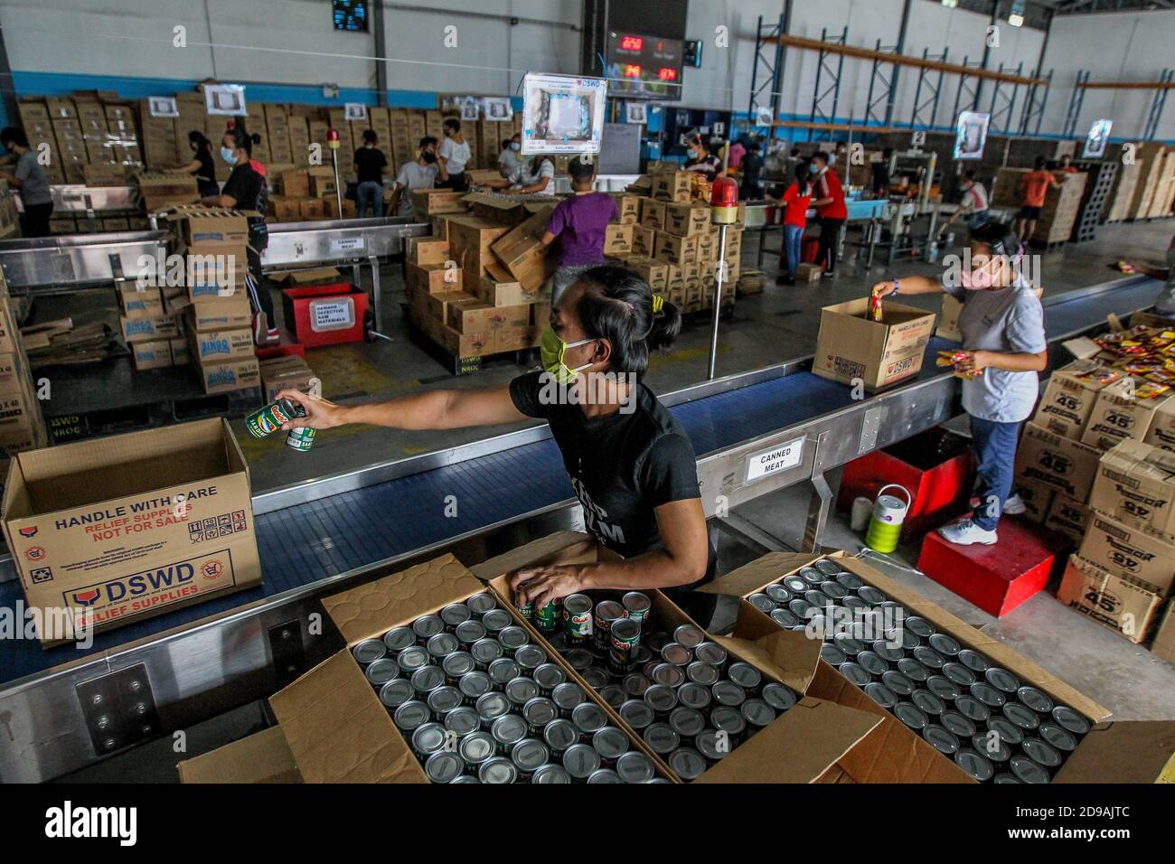 Manila, Filippine. 4 Nov 2020. I volontari preparano i beni di soccorso come aiuto alle vittime del tifone Goni in un deposito governativo a Manila, nelle Filippine, il 4 novembre 2020. Goni, il più forte ciclone tropicale di quest'anno, ha fatto la caduta di terra nella regione orientale di Bato, nelle Filippine, domenica con le prime notizie di almeno 16 persone morte in vaste inondazioni e danni alle case e alle infrastrutture nelle province di Catanduanes e Albay, Ha detto l'Ufficio delle Nazioni Unite per il coordinamento degli affari umanitari (OCHA). Credit: Rouelle Umali/Xinhua/Alamy Live News Foto Stock