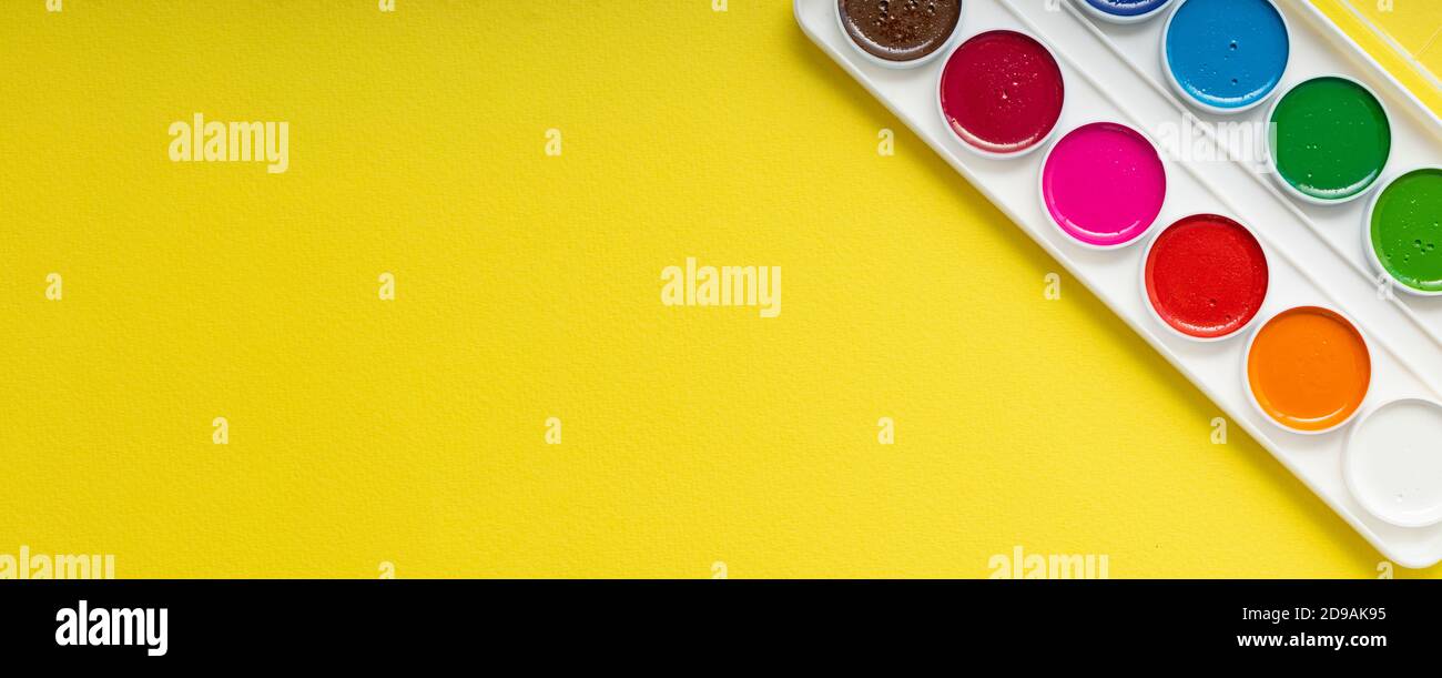 pulire la nuova tavolozza di acquerelli su uno sfondo di carta giallo, copyspace Foto Stock