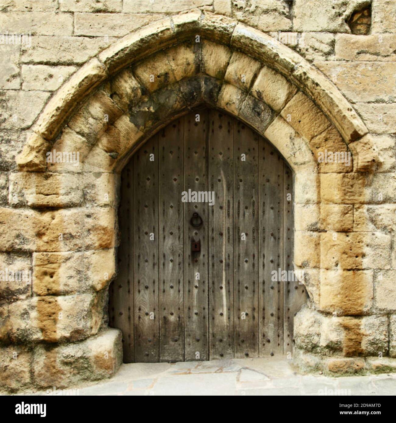 Vecchia porta di legno posta in pietra. Foto Stock