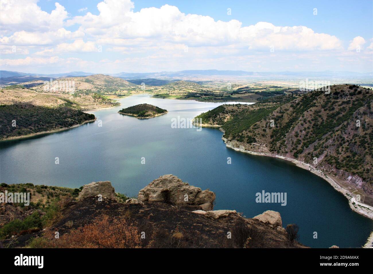 Lago Bergama e cielo blu con nuvole bianche. Izmir Turchia. Foto Stock