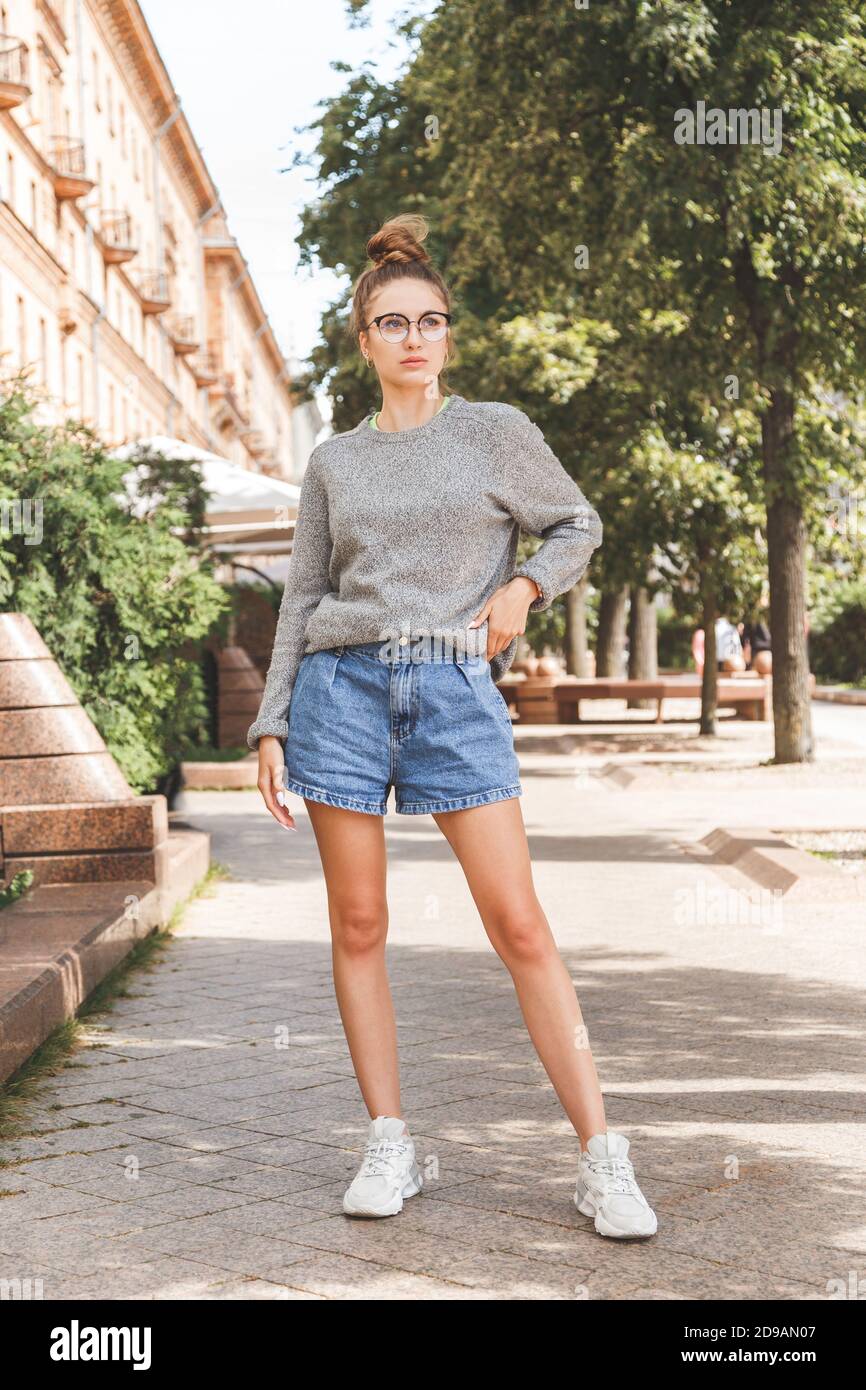 Street estate ritratto di moda di giovane ragazza millenaria in occhiali e vestiti casual Foto Stock