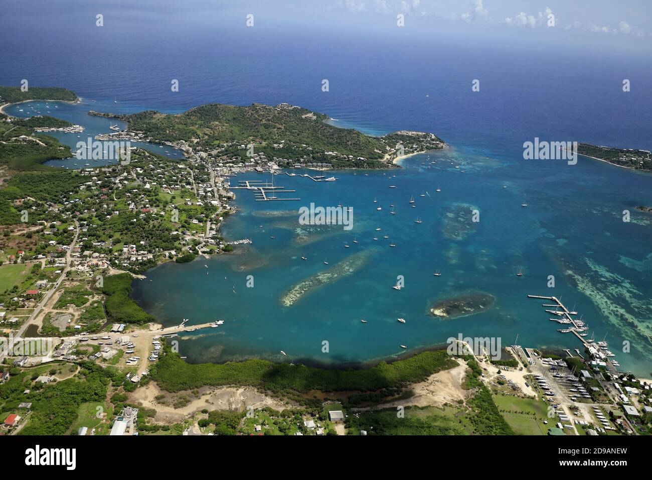 Indie Occidentali, Antigua e Barbuda: Vista aerea del porto turistico di Antigua, a sud dell'isola. Sulla destra, Falmouth Harbour. Foto Stock