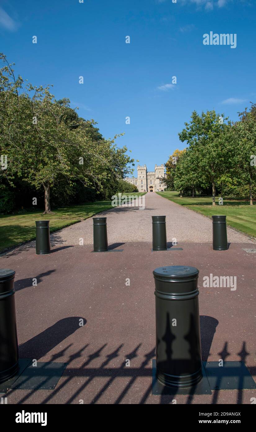 Windsor, Berkshire, Inghilterra, Regno Unito. 2020. Castello di Windsor guardando verso la porta George VI e gli appartamenti dei visitatori dalla Long Walk. Foto Stock