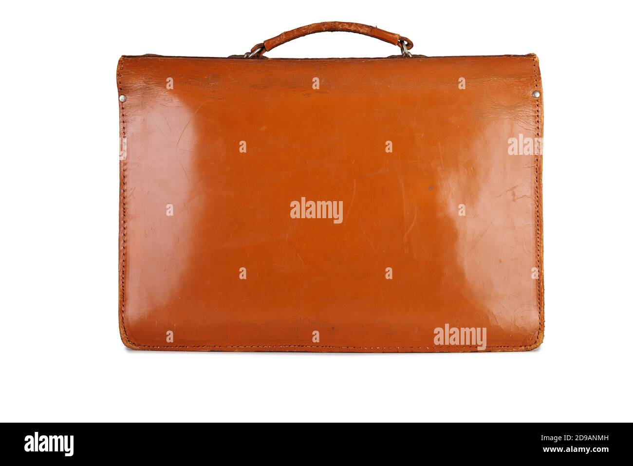 Borsa in pelle professionale invecchiata e graffiata. Vista dal retro e isolata su bianco Foto Stock