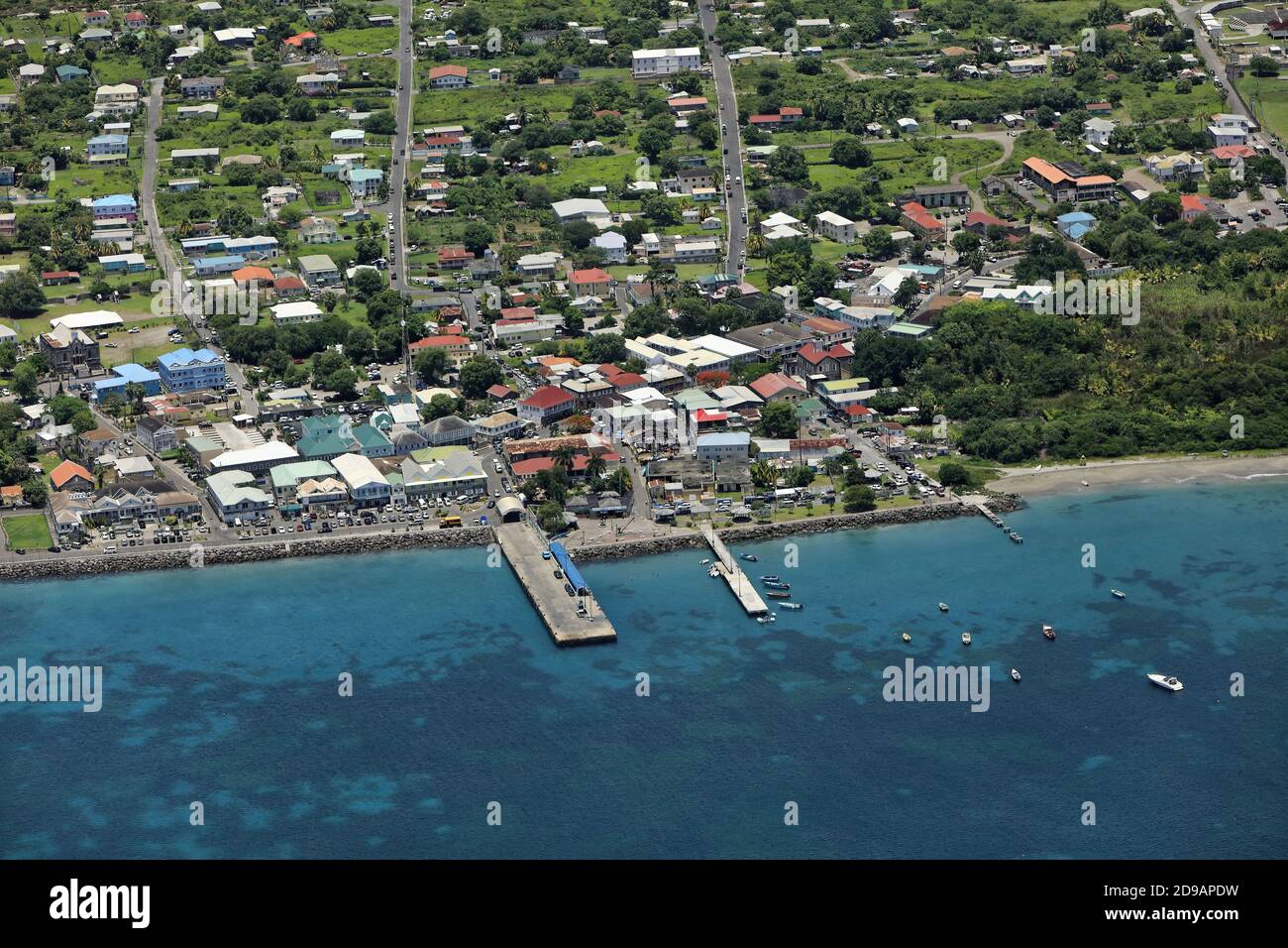 I Caraibi, St. Kitts e Nevis: Vista aerea della baia e del porto turistico di Charlestown sull'isola Nevis. Foto Stock