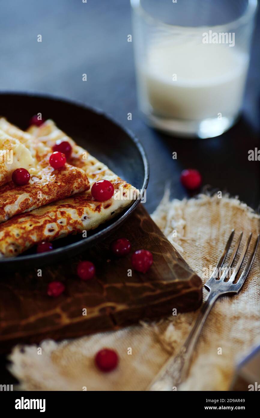 Cibo nazionale russo. Pancake in una padella con latte. Stile rustico Foto Stock