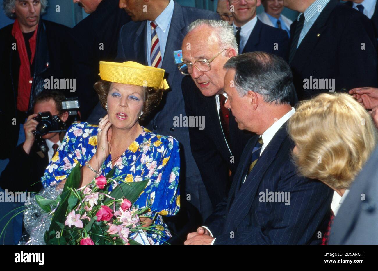 Beatrix, Königin der Niederlande, mit Ministerpräsident Ernst Albrecht bei einem Besuch auf der Messe in Hannover, Deutschland 1990. Foto Stock