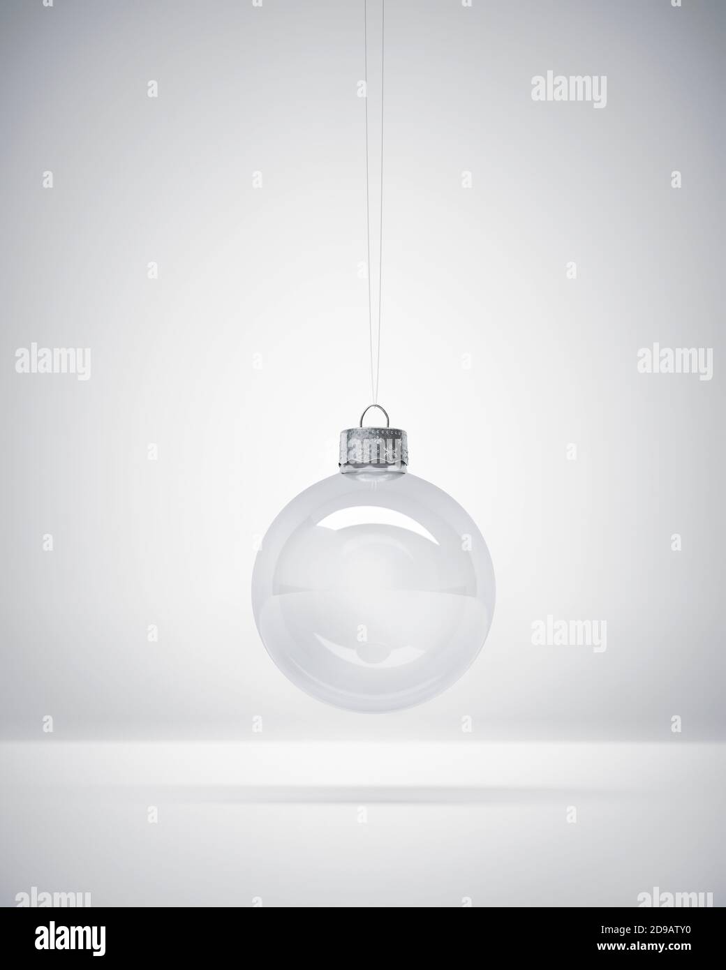 Pendere palla di Natale in vetro lucido su sfondo bianco. Decorazione di Natale, concetto di atmosfera festosa. Foto Stock