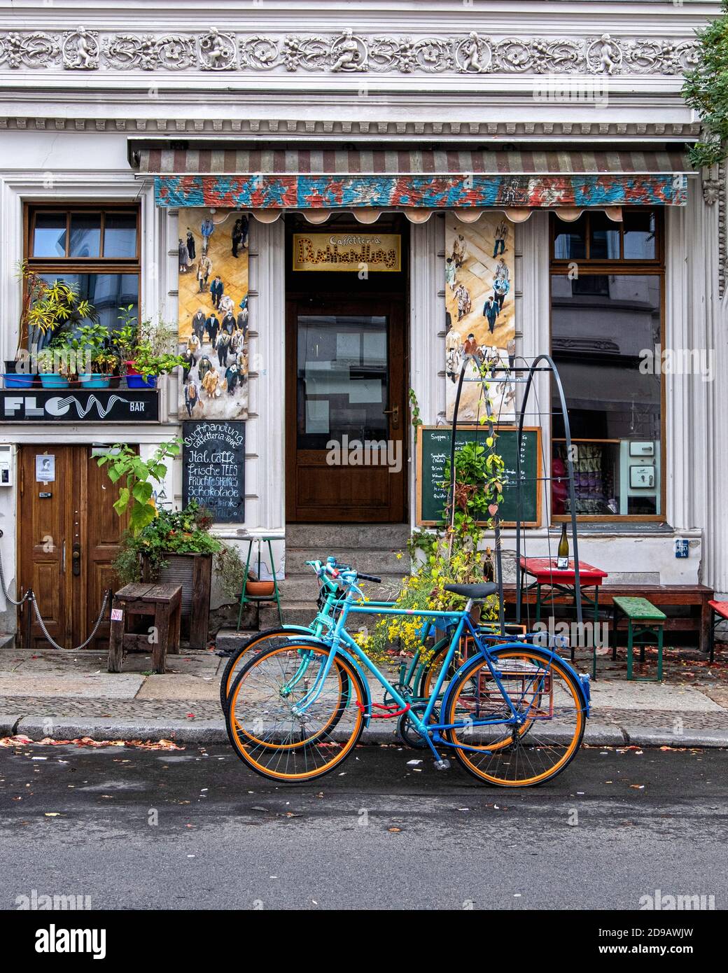 Cafe Buchhandlung, caffetteria e bar culturale che mostra l'arte Artisti locali e ospita eventi culturali e politici.Tucholskystrasse 32, Mitte, Berlino Foto Stock