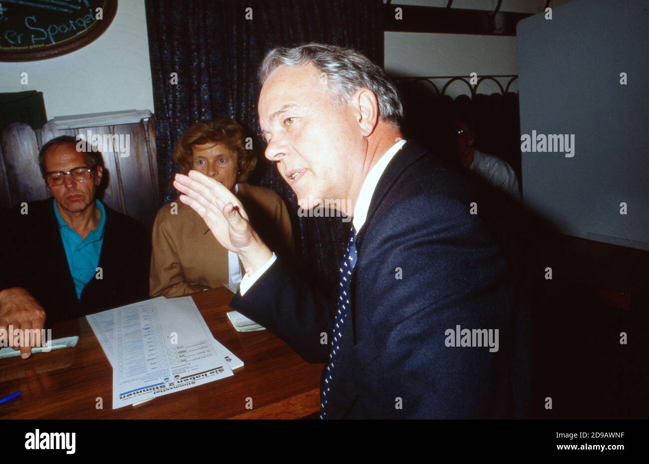 Ministerpräsident Ernst Albrecht bei der Wahl zum Niedersächsischen Landtag ad Hannover am 13. 1990 maggio, Germania 1990. Foto Stock