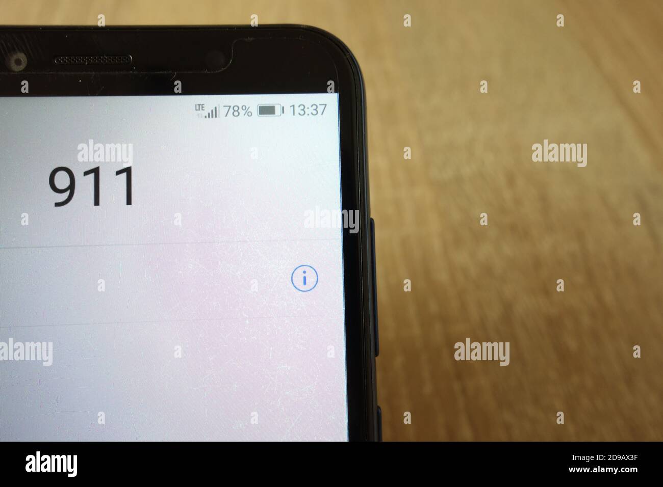 Il numero di emergenza e di urgenza 911 viene visualizzato sullo schermo dello smartphone Foto Stock