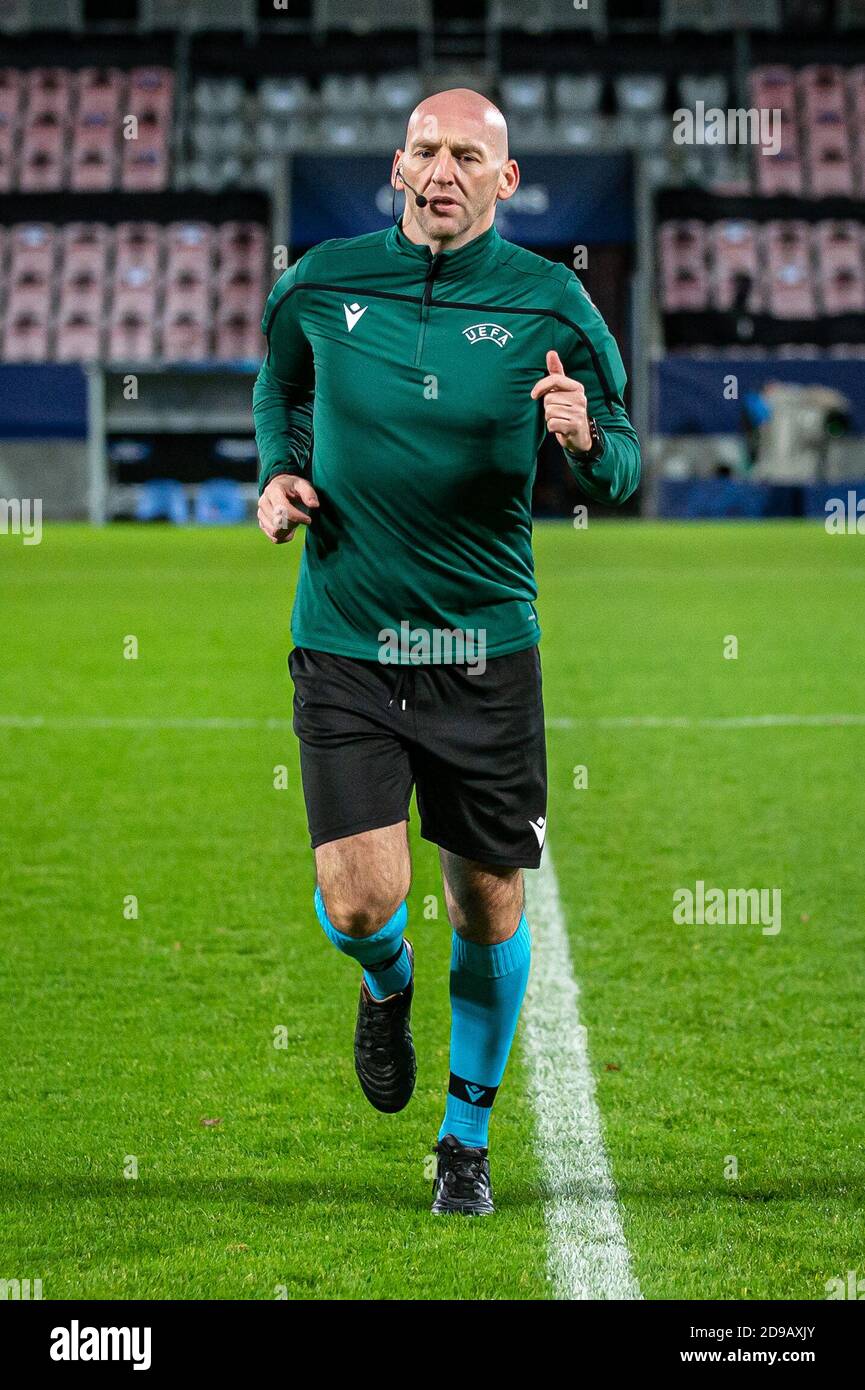 Herning, Danimarca. 03 Nov 2020. L'arbitro Robert Madden ha visto durante la partita di qualificazione della UEFA Champions League tra il FC Midtjylland e Ajax Amsterdam nel gruppo D alla MCH Arena di Herting. (Photo Credit: Gonzales Photo/Alamy Live News Foto Stock