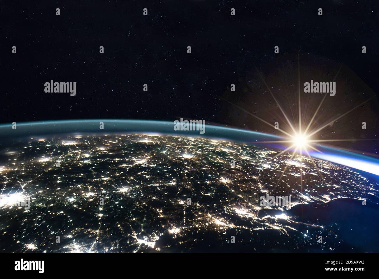 Immagine composita del sole che sorge sulla terra vista dallo spazio con le luci delle città illuminate di notte. Attività umane, gas serra emissi Foto Stock