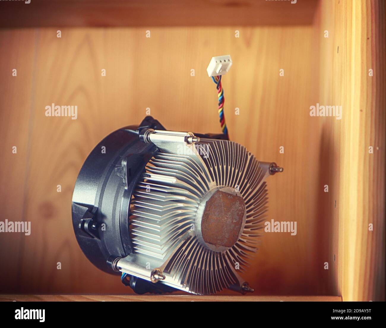 Utilizzato raffreddamento del chipset del computer con ventola agganciata e dissipatore di calore passivo ripostiglio su un ripiano Foto Stock