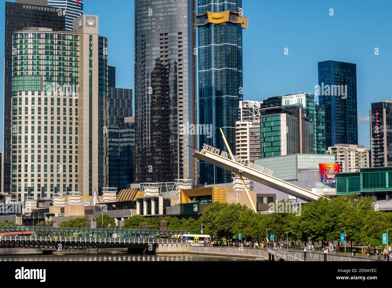 Lo skyline della città di Melbourne sul fiume Yarra. Foto Stock