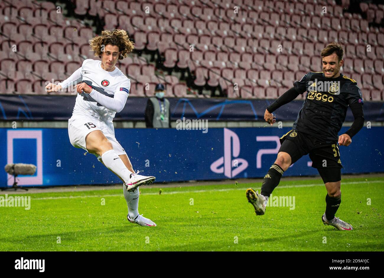 Herning, Danimarca. 03 Nov 2020. Bozhidar Kraev (15) del FC Midtjylland e Nicolas Tagliafico (31) di Ajax visto durante la partita della UEFA Champions League tra FC Midtjylland e Ajax Amsterdam nel gruppo D alla MCH Arena di Herting. (Photo Credit: Gonzales Photo/Alamy Live News Foto Stock