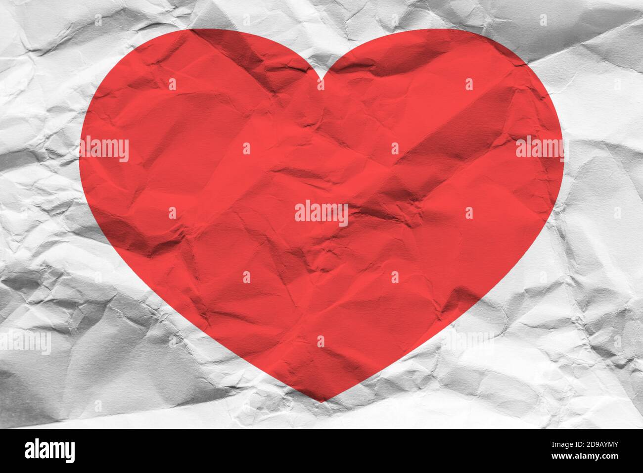 Cuore rosso su una texture sminuzzata. Il concetto di cuore spezzato, fine dell'amore e delusione. Foto Stock