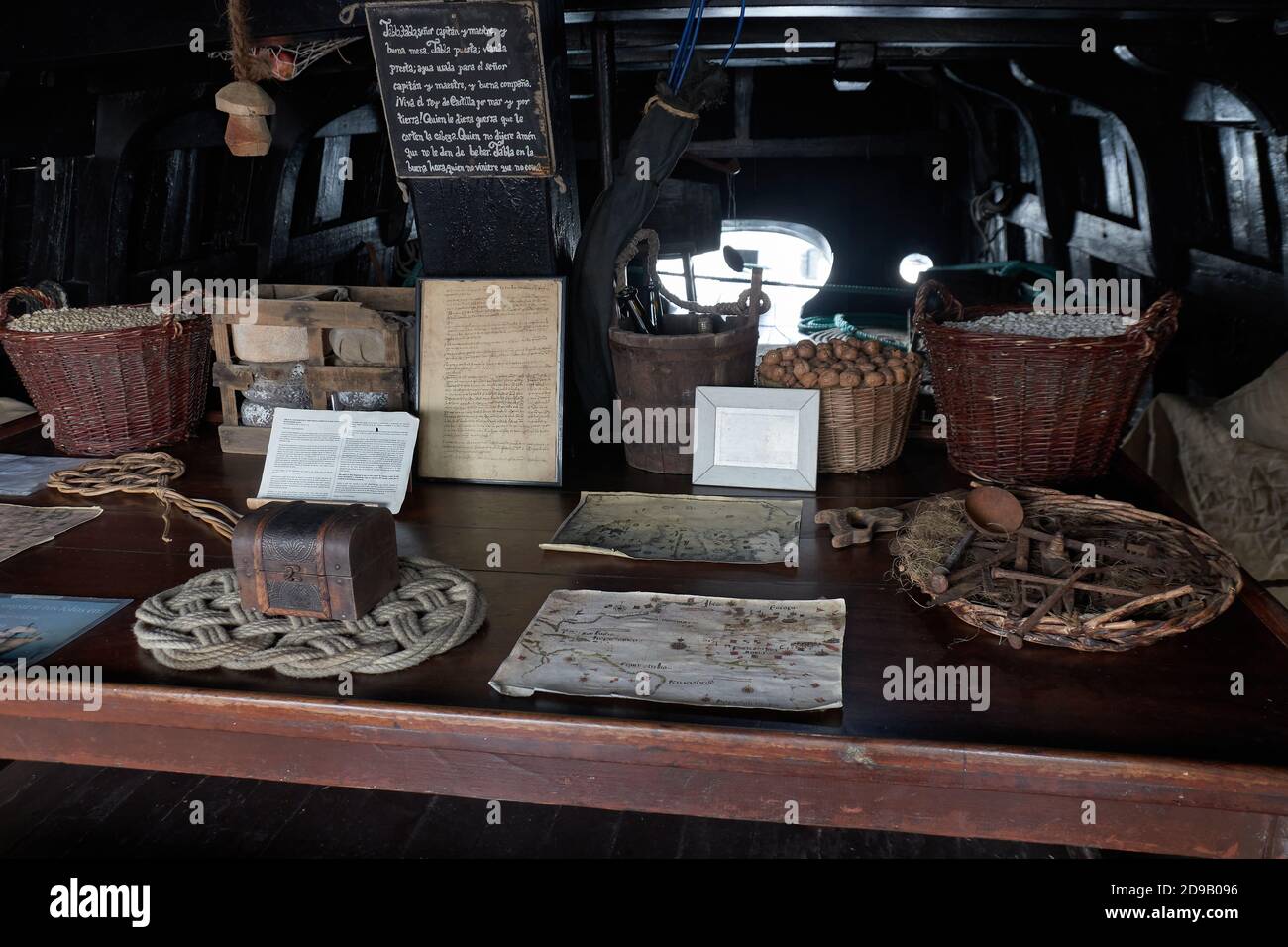 Vecchia dispensa in legno con cibo, mappe e petto Foto Stock