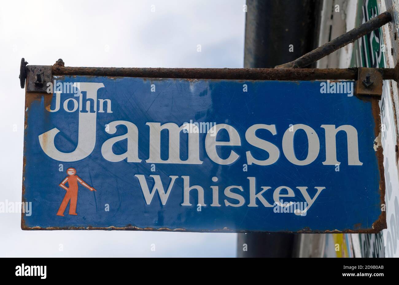 Storico cartello pubblicitario Tin per John Jameson Whiskey Foto Stock