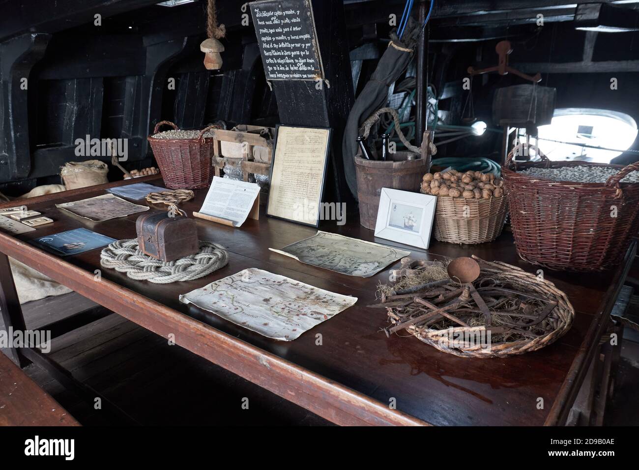 Vecchia dispensa in legno con cibo, mappe e petto Foto Stock