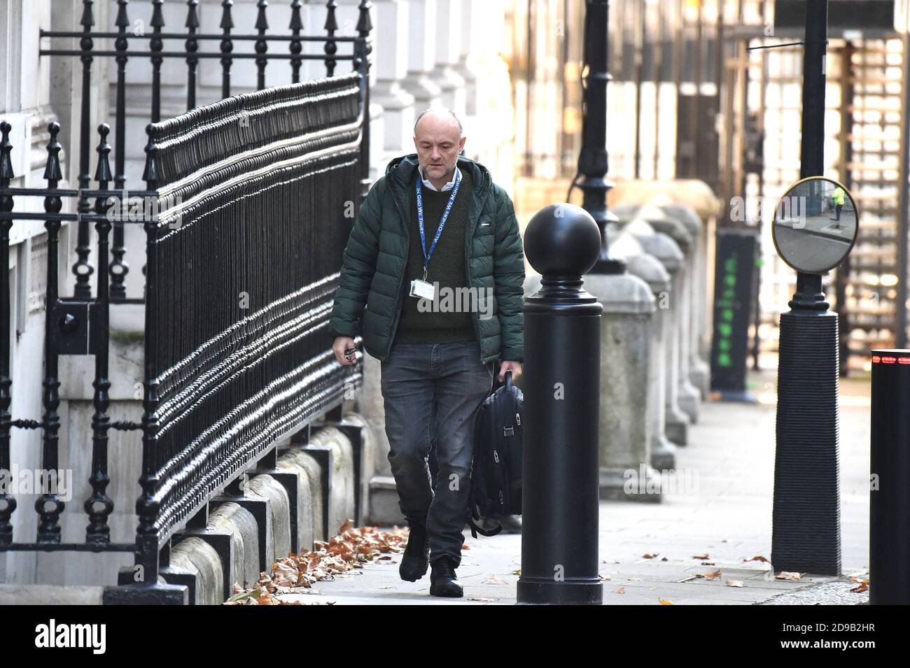 Downing Street Westminster Londra, Regno Unito. 4 Nov 2020. Dominic Cummings arriva a Downing Street il giorno prima che inizi il nuovo blocco del Regno Unito Credit: MARTIN DALTON/Alamy Live News Foto Stock