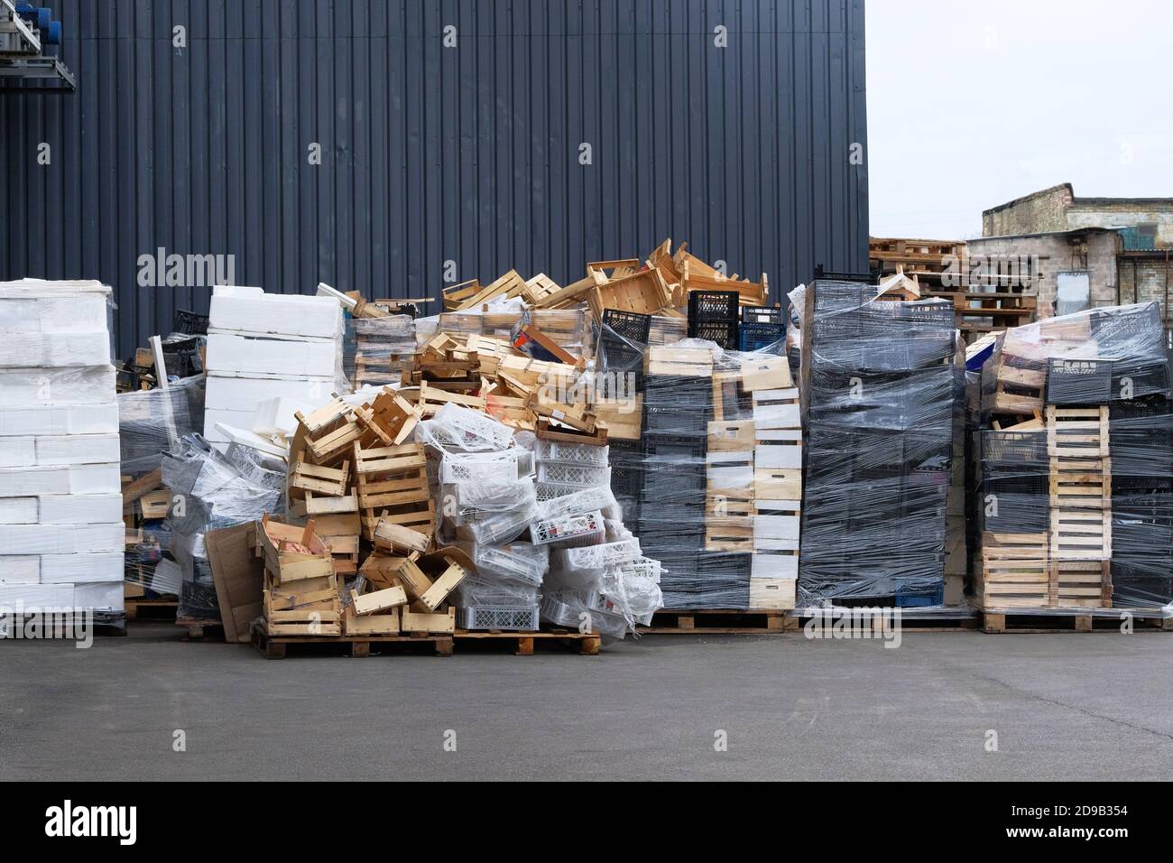Pile di scatole di legno e di plastica al magazzino nel deposito. Scatole e contenitori per il trasporto di prodotti in camion. Carico e spedizione presso i negozi Foto Stock