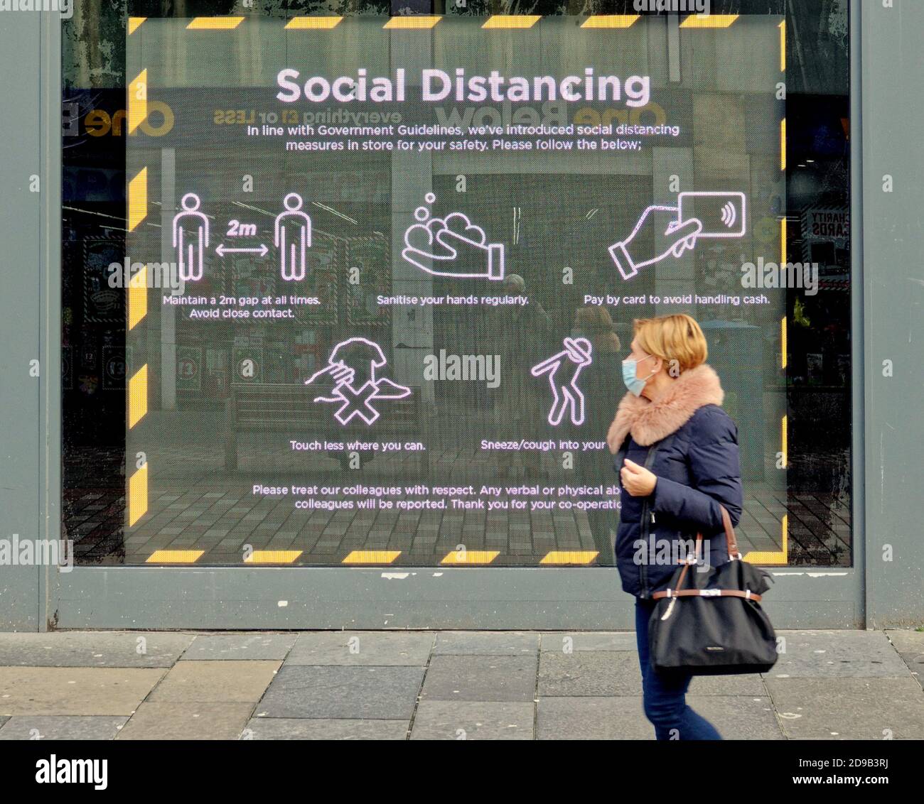 Glasgow, Scozia, Regno Unito, 4 novembre 2020: Il coronavirus continua a dettare lo shopping con maschere e l'ordine del giorno. Credit: Gerard Ferry/Alamy Live News Foto Stock