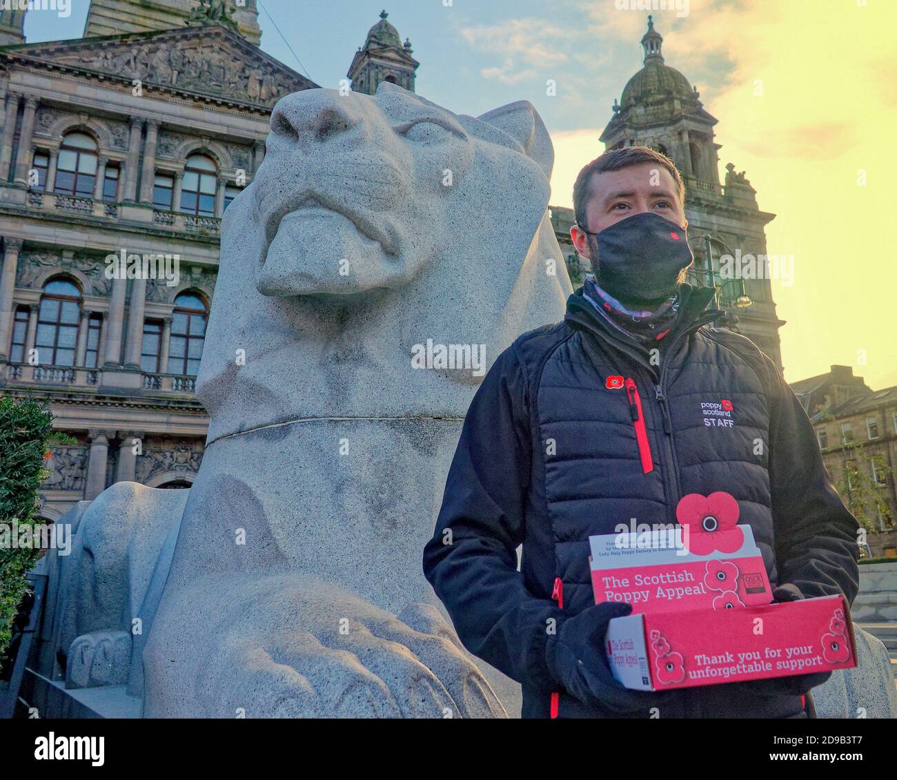 Glasgow, Scozia, Regno Unito, 4 novembre 2020: Il coronavirus continua a dettare lo shopping con maschere e l'ordine del giorno. David Walker regionale raccolta fondi ovest per papavero scozia al cenotafio raccogliere fondi presso il giardino commemorativo in piazza george. Credit: Gerard Ferry/Alamy Live News Foto Stock