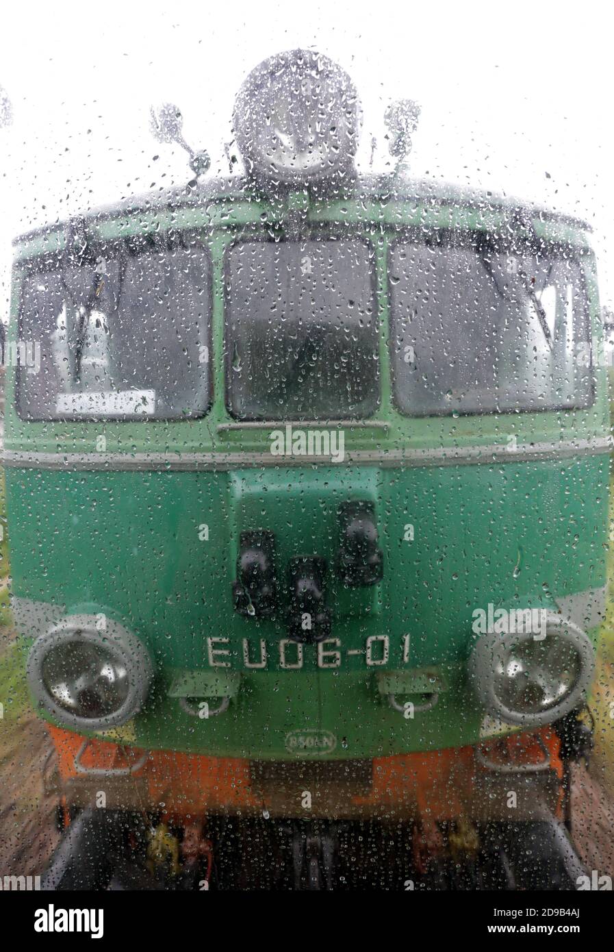 Sucha Beskidzka. Polonia. La parte anteriore della cabina di guida di una locomotiva elettrica d'epoca EU06-01, prima della serie realizzata per PKP (Ferrovie statali polacche) Foto Stock