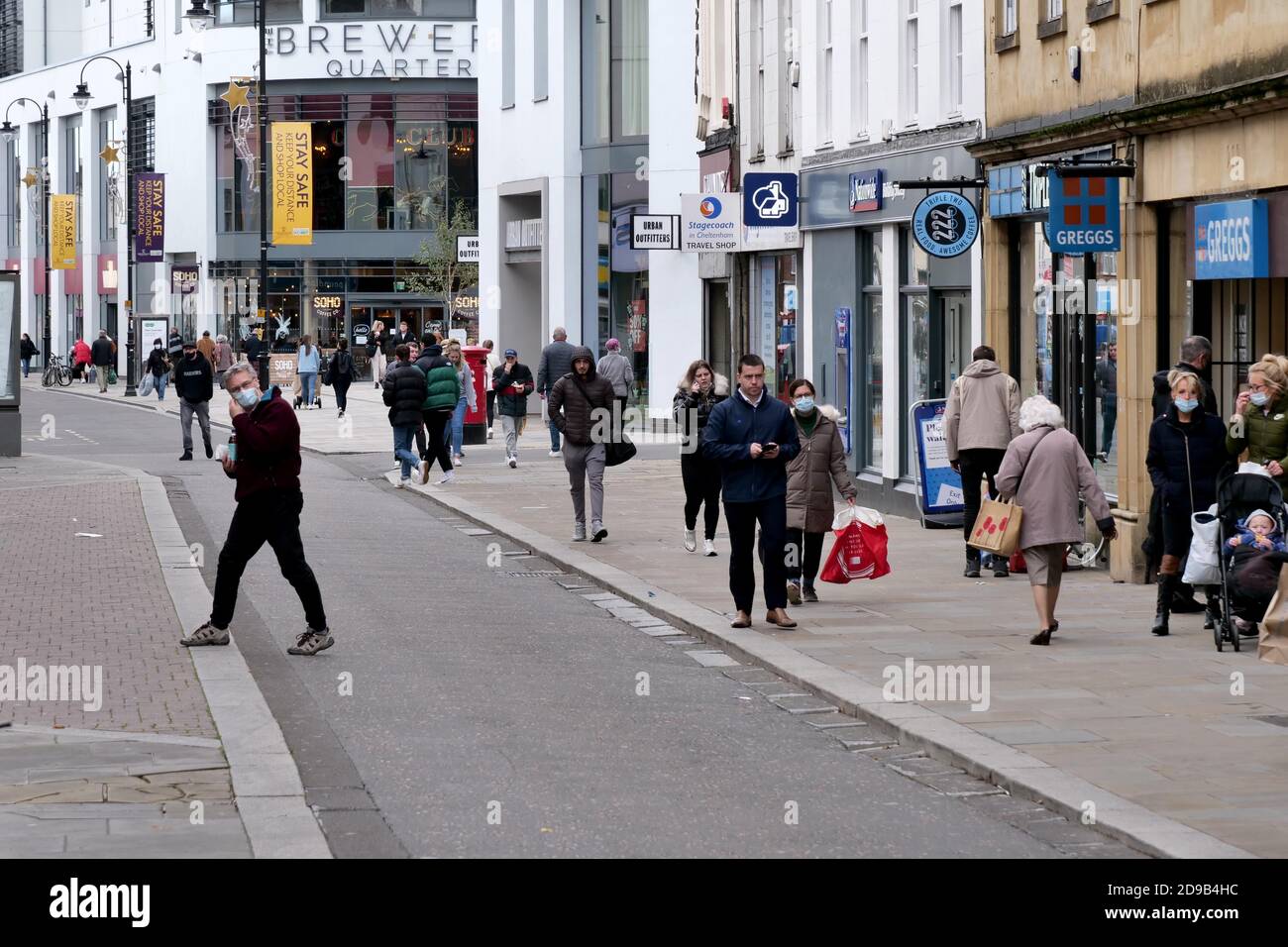 Cheltenham, Regno Unito. 4 novembre 2020. Gli acquirenti di Cheltenham High Street, 48 ore prima che il 2° blocco del Regno Unito inizi il 5 novembre. Credit: Thousand Word Media Ltd/Alamy Live News Foto Stock