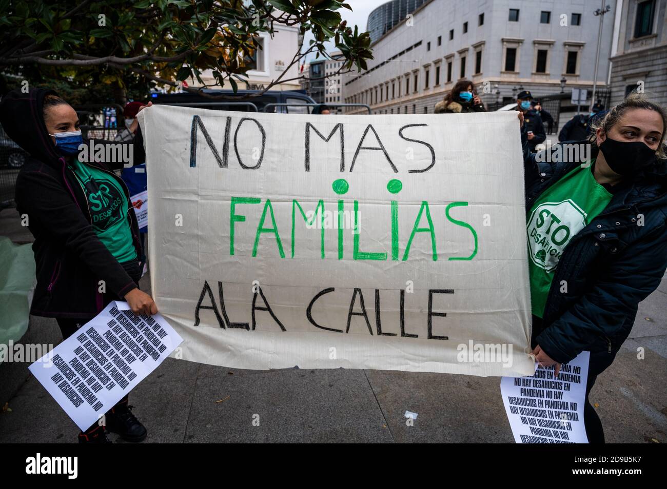 Madrid, Spagna. 04Nov 2020. Le donne hanno un cartello con la scritta "non ci sono più famiglie per la strada" durante una protesta davanti al Parlamento spagnolo per chiedere la sospensione degli sfratti durante l'epidemia del coronavirus (COVID-19). Credit: Marcos del Mazo/Alamy Live News Foto Stock