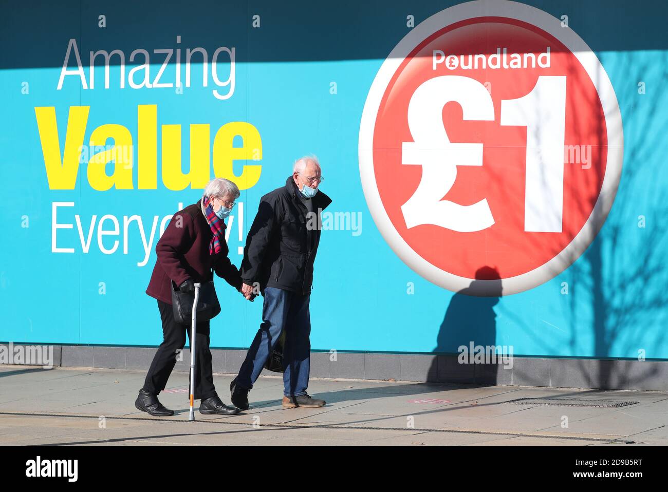 Southampton, Hampshire, Regno Unito. 4 novembre 2020. Gli acquirenti di Southampton l'ultimo giorno prima che l'Inghilterra si inserisca nella sua seconda chiusura nazionale a causa della pandemia del coronavirus. Una coppia anziana che passa per Poundland. Credit Stuart Martin/Alamy Live News Foto Stock