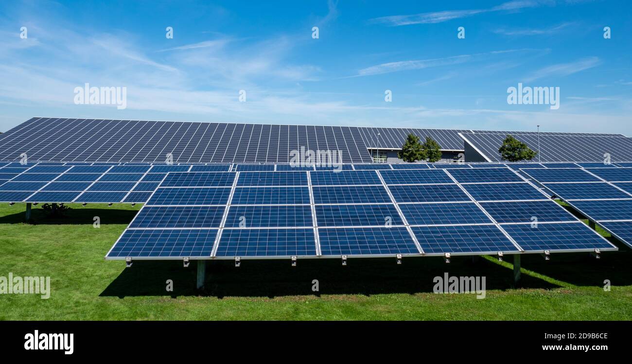 Parco solare sistema di energia solare con cielo blu Foto Stock