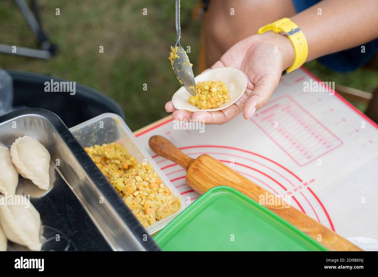 Il processo di fare il puff di curry. Foto Stock