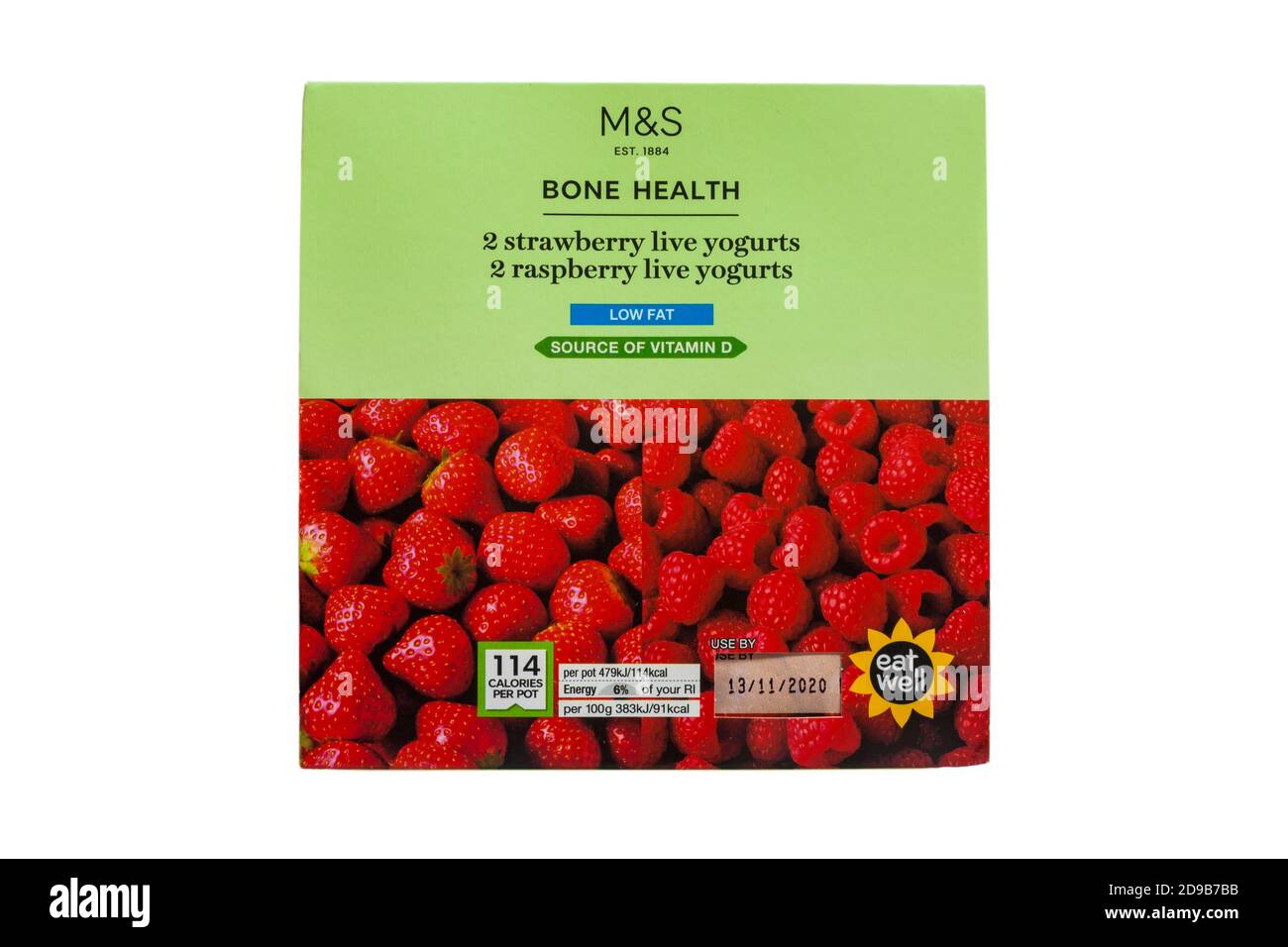 Confezione di yogurt vivi M&S per la salute delle ossa isolati su bianco background - fragole yogurt vivi e lamponi yogurt vivi basso Fonte di grasso della vitamina D. Foto Stock