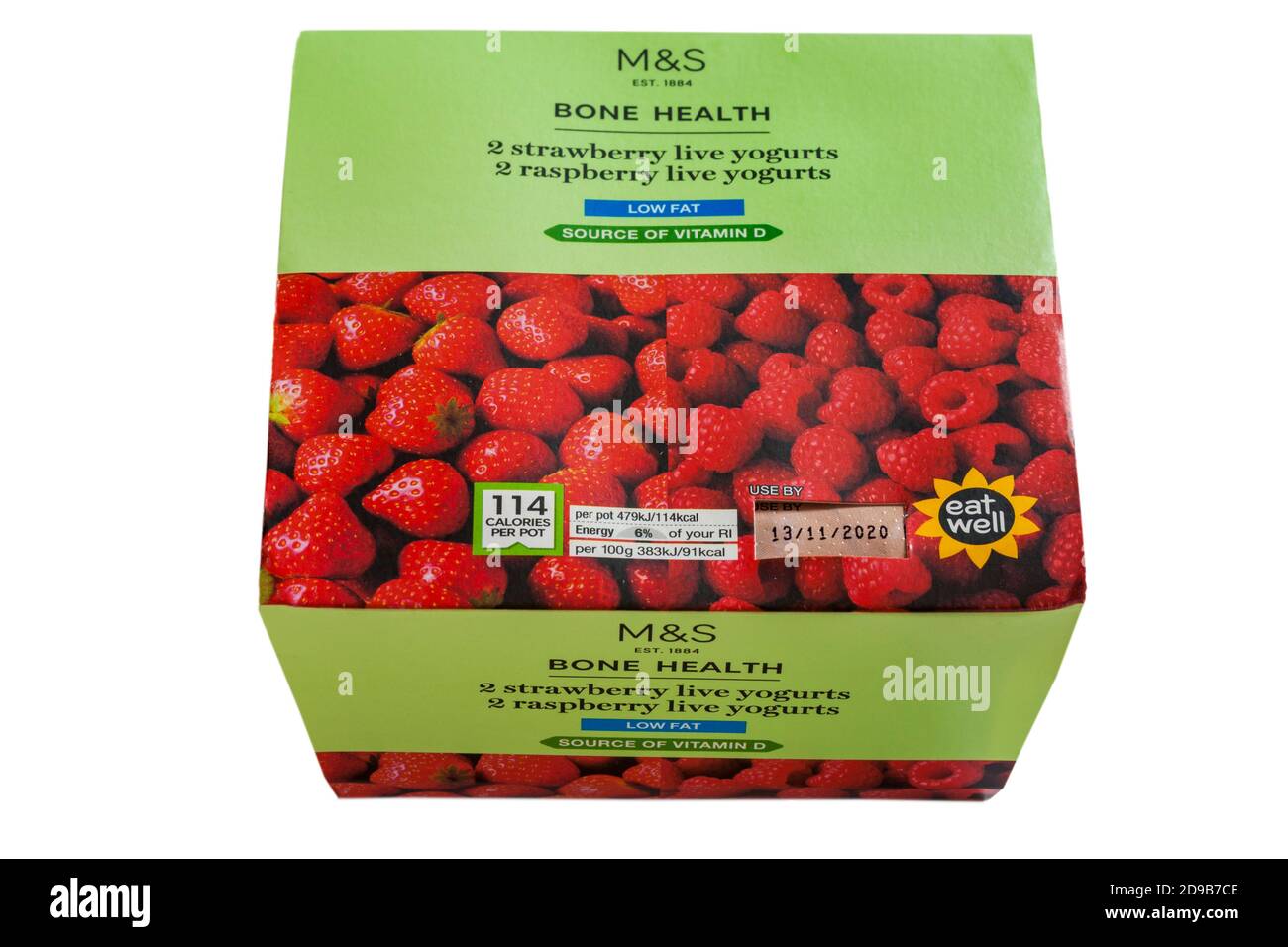 Confezione di yogurt vivi M&S per la salute delle ossa isolati su bianco background - fragole yogurt vivi e lamponi yogurt vivi basso Fonte di grasso della vitamina D. Foto Stock