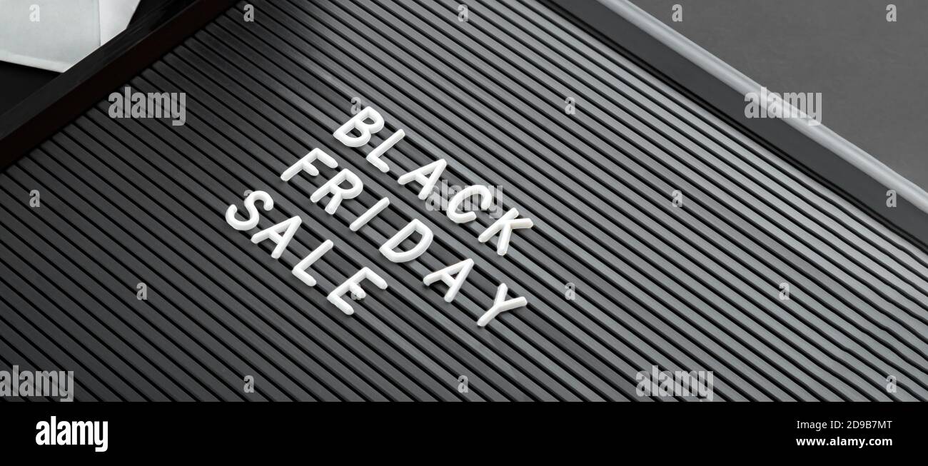 Black Friday vendita testo bianco scritta su sfondo nero di Letter Board. Banner di promozione dei messaggi in lettere bianche e nere. Banner Web lungo con Foto Stock