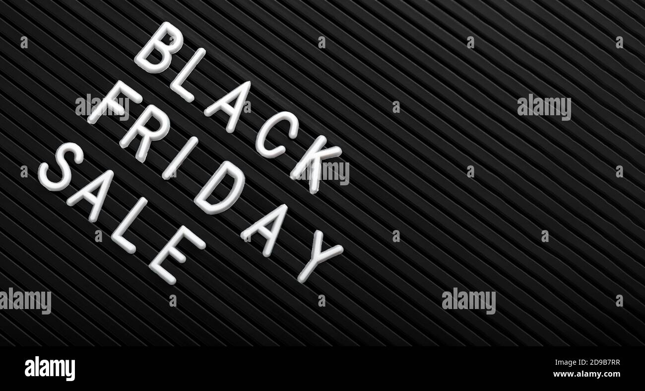 Black Friday vendita testo bianco scritta su sfondo nero di Letter Board. Banner di promozione dei messaggi in lettere bianche e nere. Banner Web lungo con Foto Stock