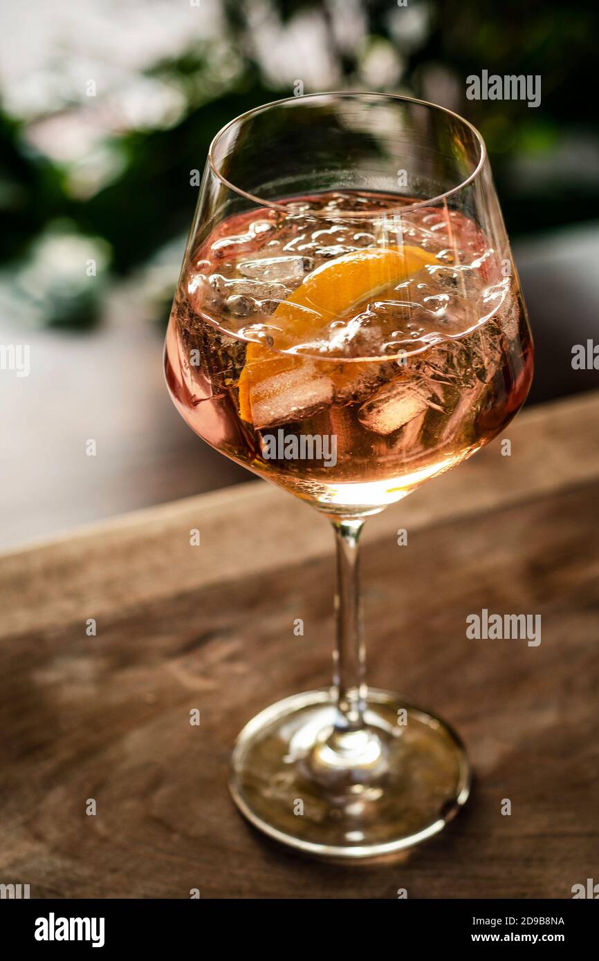 Tradizionale spritz francese di vino rosa 'piscine' con cocktail  all'arancia sul tavolo esterno Foto stock - Alamy