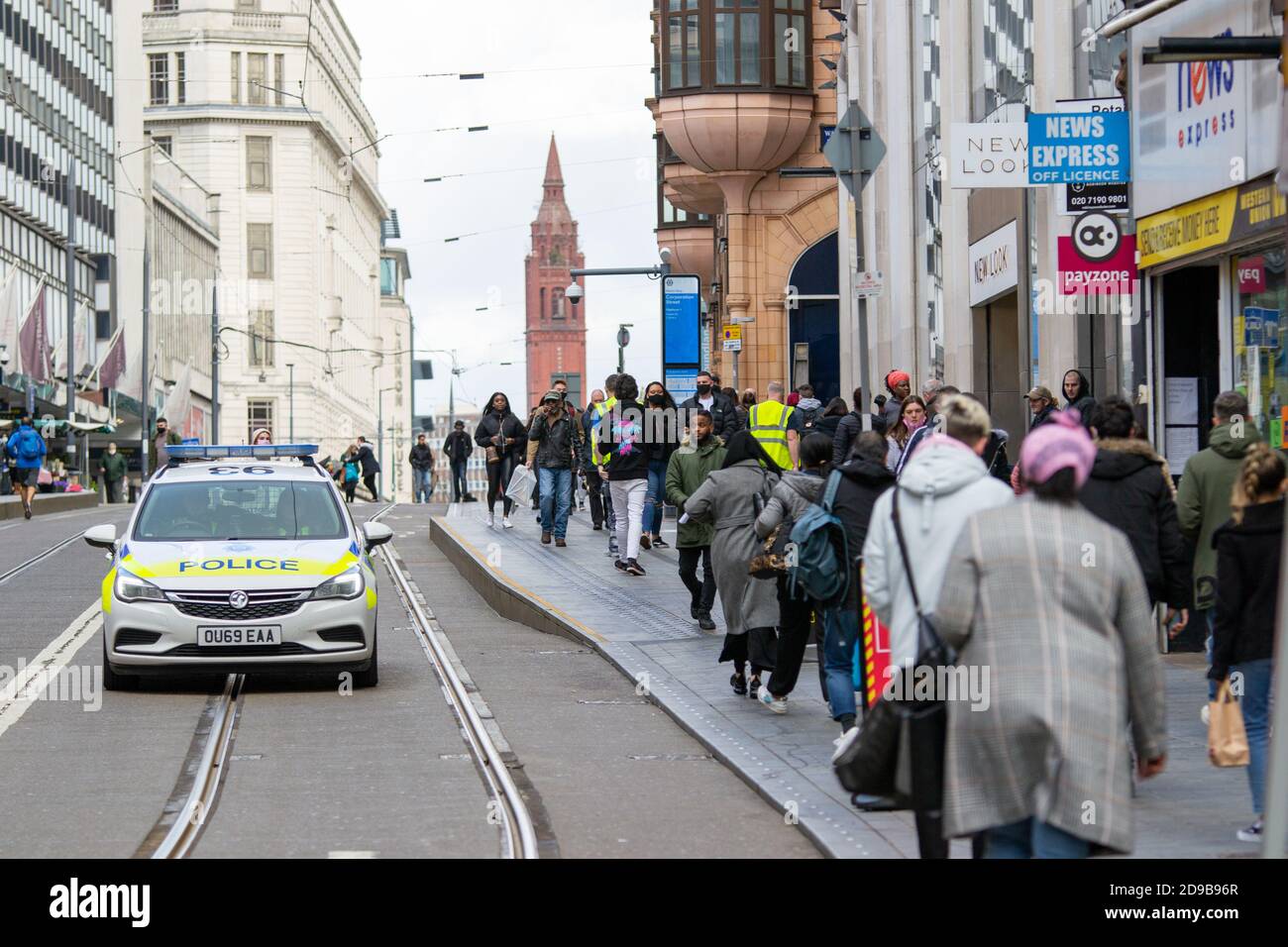 Birmingham, Regno Unito. 4 novembre 2020. Le folle di acquirenti si riuniscono lungo Corporation Street, mentre la polizia effettua pattugliamenti extra a causa di un aumento del livello di minacce terroristiche ieri. Credit: Ryan Underwood/Alamy Live News Foto Stock