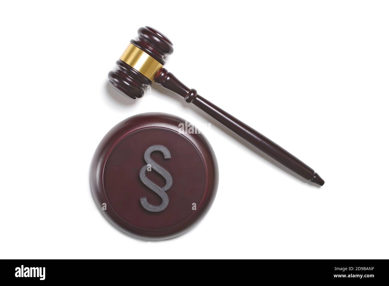 Gavel di legno e blocco sonoro con paragrafo / segno di sezione isolato su sfondo bianco. Vista ad angolo alto con spazio per la copia. Foto Stock