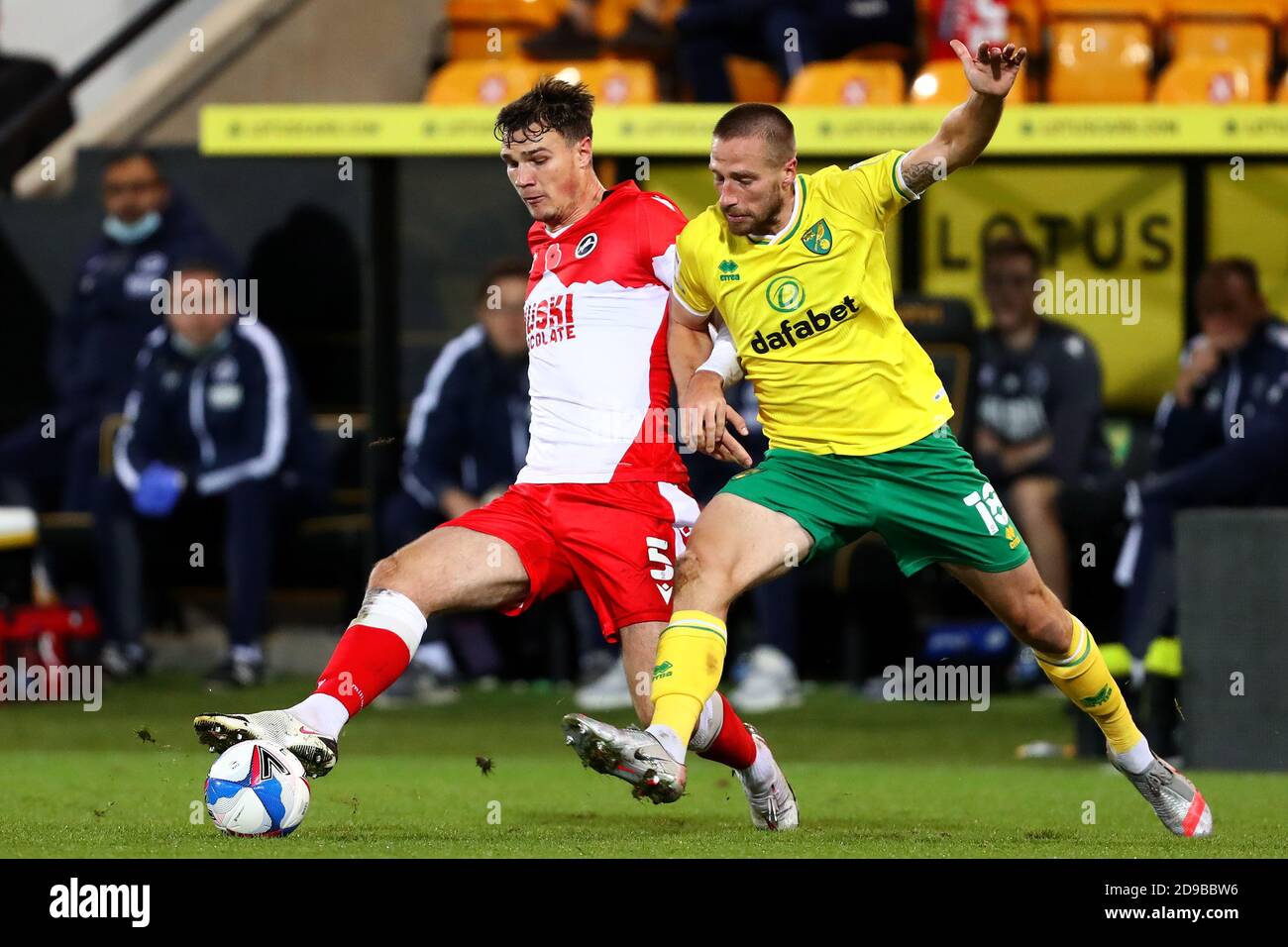 Marco Stiepermann di Norwich City e Jake Cooper di Millwall in azione - Norwich City contro Millwall, Sky Bet Championship, Carrow Road, Norwich, Regno Unito - 3 novembre 2020 solo per uso editoriale - si applicano restrizioni DataCo Foto Stock