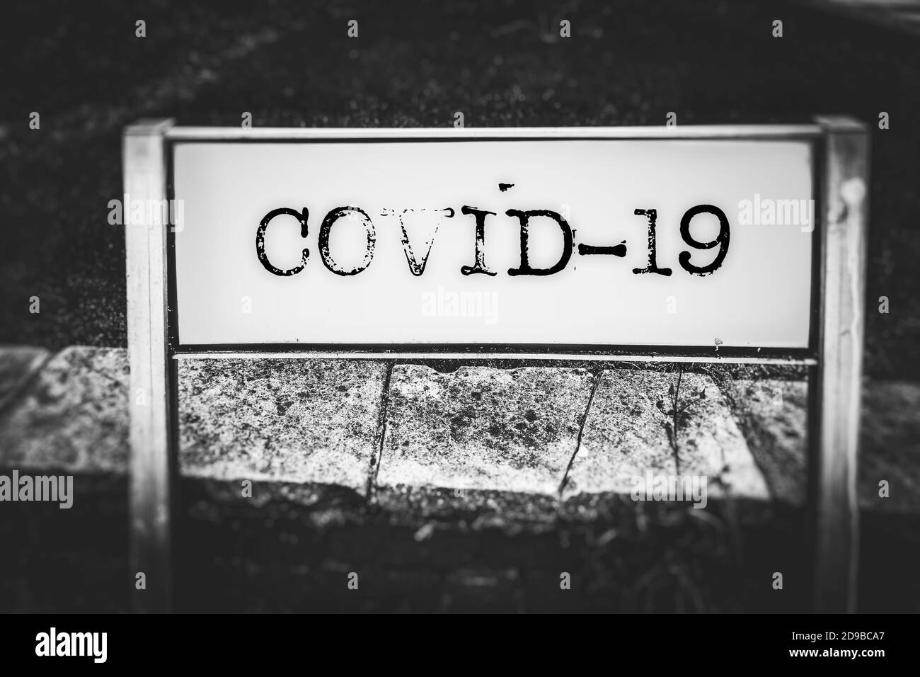 COVID-19 su un cartello stradale Foto Stock