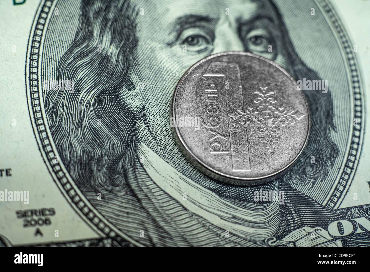 Ruble bielorusso sullo sfondo di 100 dollari primo piano Foto Stock