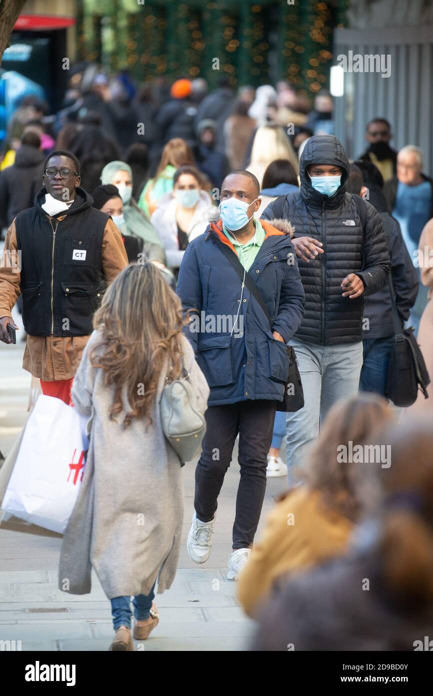 Londra, Regno Unito. 4 Nov 2020. Oxford Street e' molto trafficata dato che la gente fa shopping prima che tutta l'Inghilterra vada a Lockdown dalle ore 12.01 del 5 Novembre. Credit: Mark Thomas/Alamy Live News Foto Stock