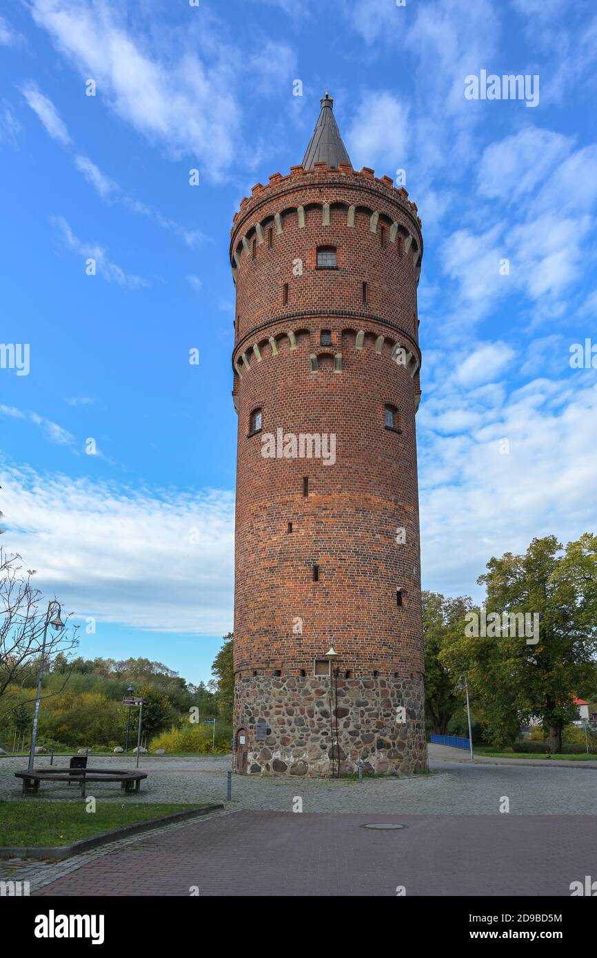 Torre fortificata rotonda medievale costruita in mattoni a Friedland (Mecklenburg-Vorpommern) chiamato Fangelturm, precedentemente parte delle mura della città che circondava Foto Stock