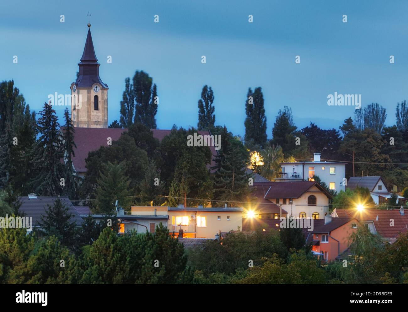 Villaggio Budmerice di notte con la chiesa, Slovacchia Foto Stock