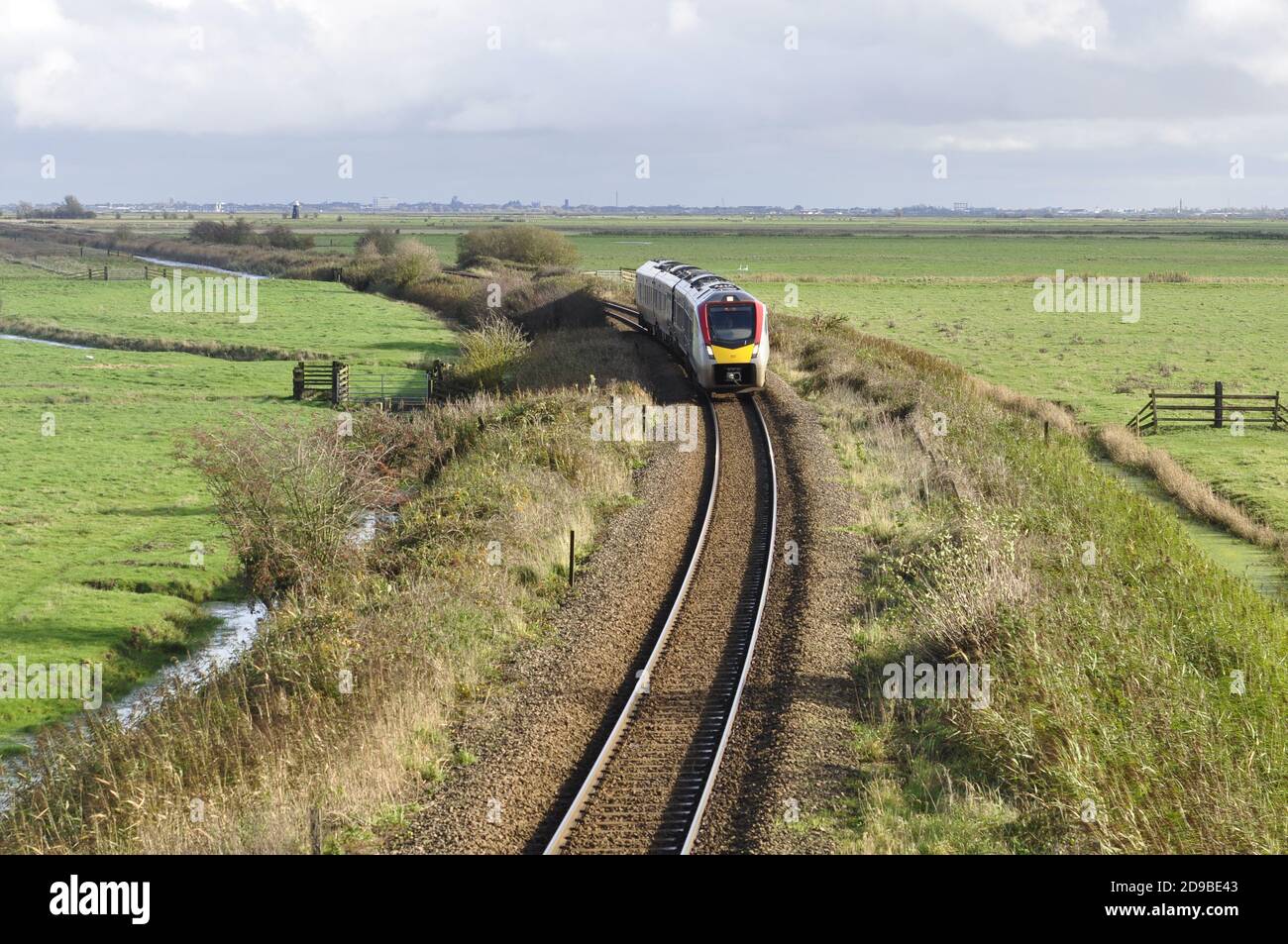 La linea ferroviaria da Great Yarmouth, sulle paludi di Halvergate, Norfolk orientale, Inghilterra, Regno Unito. Foto Stock