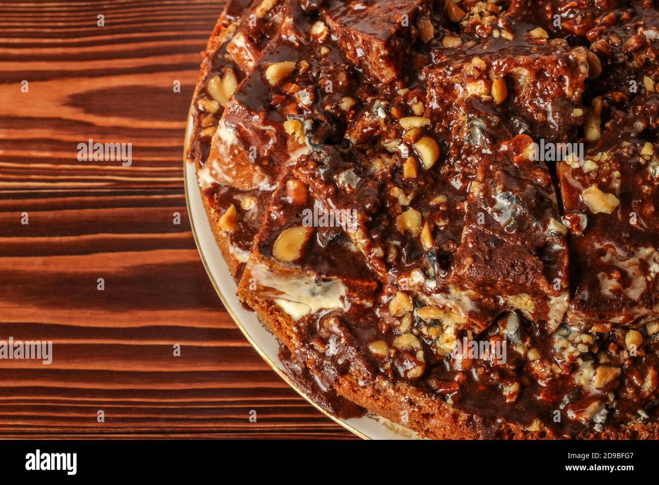 Pan di Spagna fatto a mano con noci e cacao primo piano Foto Stock